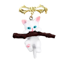 1 Piece Creative Cat Holding Branch Brooch Pin for Clothing, Delicate Fashion Accessory for Parties, for Cat Lovers