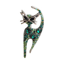 Sparkling rhinestone brooch with cat motif, fashionable pin, unisex, animalthemed breastpin, handmade jewelry for women and men.