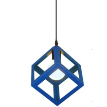Lampada a sospensione blu con installazione a cablaggio fisso, finitura liscia, struttura in metallo resistente, perfetta per diversi ambienti.