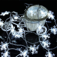 Batteriebetriebene Lichterkette, Weihnachtsschneeflocken-Lichterkette mit Fernbedienung, flexibles Kupferdraht-Design für die Innen- und