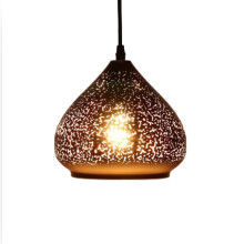 Żyrandol z żelaza inspirowany stylem vintage, pusty design, romantyczny klimat, metalowy klosz, wisząca lampa sufitowa w stylu retro