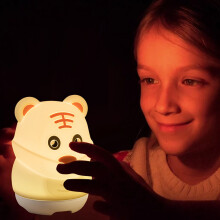 Yndig talende tiger natlampe, sikkerhedssilikone genopladeligt batteridrevet med fjernbetjening til børneværelser