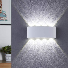Applique murale sophistiquée, finition noir mat et style minimaliste pour une utilisation polyvalente.