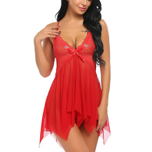 Presente sedutor para o Dia dos Namorados: camisola de renda floral com bainha assimétrica e pequeno laço decorativo, alças finas ajustáveis,