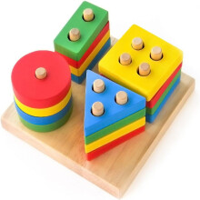 Brinquedos de madeira inspirados no método Montessori e quebra-cabeças de encaixe de formas aprimoram as habilidades motoras e o reconhecimento de