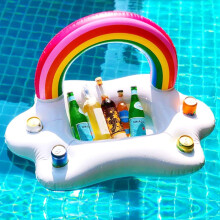 Accessoires de piscine pour un été inoubliable : le porte-boisson Rainbow Cloud apporte une touche tropicale à n'importe quelle ambiance.