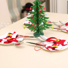 Kerstbestekset, unieke bestekhouder in de vorm van een kerstmanpak voor tafeldecoratie, prachtige decoratie met kerstthema.