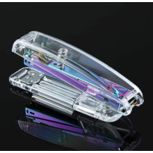 Elegante nietmachine van transparant acryl, met antislipvoet voor stabiliteit op elk oppervlak.