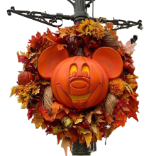 Halloween-seppele kurpitsalla, realistisilla vaahteranlehdillä ja keinotekoisilla auringonkukilla etuoven koristeluun