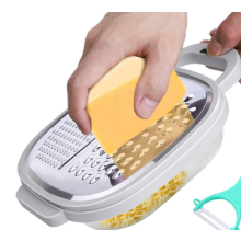 Innovatief ontworpen kaasrasp, antislip rubberen gedeelte voor stabiliteit, roestvrijstalen keukenhulpmiddel met drie raspstanden en snijfunctie.