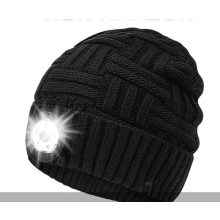 Modi: Licht. Oplaadbaar. Wasbaar. LED-muts met ingebouwde hoofdlamp voor zichtbaarheid 's nachts. Warme gebreide wintermuts met handsfree verlichting.