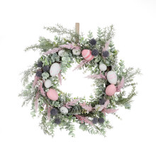 Frühlingskranz für Osterfeierlichkeiten, Festtagsdekoration mit handgefertigtem Arrangement aus Seidenblumen und bunten Eiern auf einem