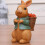 Statue de lapin de pâques avec panier de carottes,-lapine 5