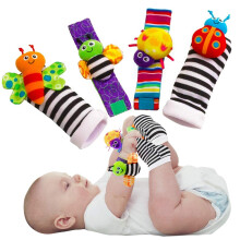 Ontwikkelingsspeelgoed voor baby's: een luid rammelgeluid en veilige katoenen materialen vormen samen een heerlijk babycadeau. Eén maat voor