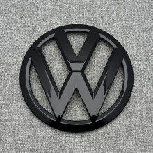 Muokatun Volkswagen MULTIVAN T6 Black Label 2016-2020 ja alkuperäisen Black Warrior T6:n muotoilu.