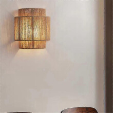 Japanse Wabi Sabi-stijl rotan wandlamp met LED-verlichting voor een modern interieur.