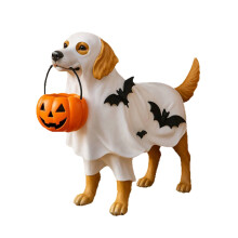 Halloween-Dekoration mit Kürbisschale in der Hand eines Hundes