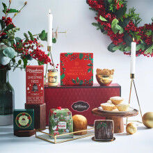 Luxury Christmas Food Gift Hamper Gingerbread Biscuits Mince Pies Panetton
