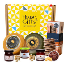 Cheese Hamper Gift Set Including Smoked Cheeder English Chedder 200g Truck