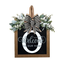 Décoration de porte saisonnière en eucalyptus et toile de jute avec nœud et nom de famille personnalisé. Décoration de style champêtre