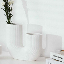 Profitez d'une qualité supérieure et d'un design moderne et minimaliste : ce vase en céramique à la silhouette en forme de U apporte une touche