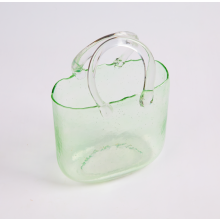 Vase décoratif polyvalent en cristal, fait main pour sublimer vos compositions florales et créer une décoration raffinée.