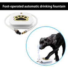 Fur Friend Oasis, der praktische Gartenbrunnen für Hunde mit Gartenschlauchanschluss und kontinuierlicher Wasserzufuhr, aktiviert durch die Pfote.