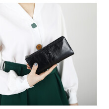 Pochette in ecopelle stile vintage con protezione RFID, dimensioni compatte e profilo sottile, ideale per occasioni casual e formali.