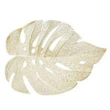Kerstdecoratie: cederhouten kaarsenringen met uitgeholde bladeren, stijlvolle PVC placematset voor thuis, elegante hittebestendige placemats in