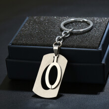 Schlüsselanhänger aus Metall mit elegantem Alphabet-Design, Edelstahl-Schlüsselanhänger mit Alphabet-Initialen im schlichten Chic-Stil, einfache