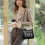 Bolsa transversal feminina com alça de ombro ajustável, em couro PU macio e leve, com diversos bolsos e design resistente. 6