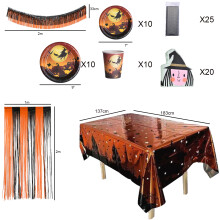 Feestdecoraties met 3D-spinnendesign voor een griezelig Halloweenfeest, inclusief wegwerpservies met pompoen en vleermuis.