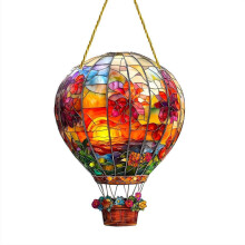 Ein Acryl-Sonnenfänger für Außenfenster mit Heißluftballon-Design erzeugt traumhafte Lichteffekte und hilft, Vogelkollisionen zu reduzieren
