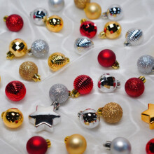 33 Stück Weihnachtsbälle Weihnachtsbaumdekorationen Weihnachtsbaumschmuck Weihnachtskugeln 3 cm 2026 Jahresgeschenke Bastelarbeiten