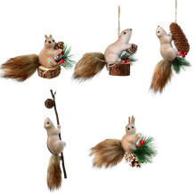 Dekoratives Set aus fünf hängenden Eichhörnchenkugeln für den Weihnachtsbaum mit Schaumstoff und flexiblen Drahtschwänzen