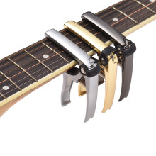 4-in-1 Gitarrenkapo mit Saitenschneider und Plektrenhalter, leicht, Schwarz