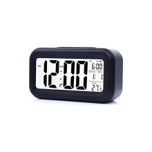 Vekkerklokke med justerbar lysstyrke, batteridrevet med automatisk nattlyssensor og HD LCD-skjerm, funksjoner for snooze og 12/24-timers format,