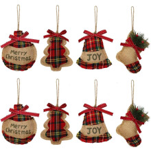 Décorations de Noël champêtres, boules de Noël rustiques en toile de jute aux motifs tartan éclatants, pour des fêtes joyeuses et festives.