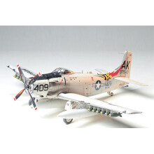 Skyraider U. S. Navy - 1/48 Aircraft Model Kit - Tamiya 61058