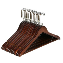 Cabide de madeira com design curvo, estrutura em madeira maciça com amplo suporte para os ombros e contornos que acomodam ternos, casacos e vestidos.