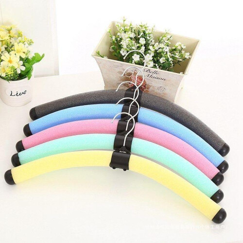 Cabides acolchoados com espuma e núcleo reforçado, material resistente, design ergonômico para otimizar o espaço no guarda-roupa, duráveis e com 2