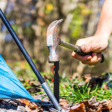 Zeltpflock aus Aluminiumlegierung für Outdoor-Unterkünfte, einfach zu bedienender dreiseitiger Hering mit Zugseil, leichter und tragbarer