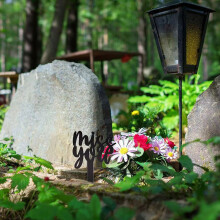 Elegantes Design, Friedhofsdekoration, Dekoration im Freien, besonderer Gedenkraum, vielseitige Gartenplatzierung, lebendige Farben im Sonnenlicht