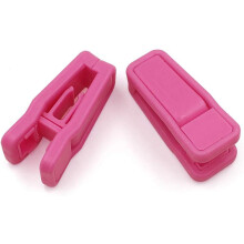 Innovadoras pinzas para perchas, diseñadas con bordes suaves para proteger tus prendas delicadas y mejorar la organización de tu armario.