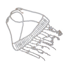 Brustkette mit Perlen und Strasssteinen. Stilvolle Körperkette