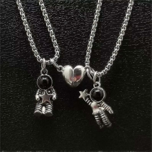 Ciondolo astronauta con cuore magnetico, collana di coppia attratta da donne e uomini, gioielli da astronauta, regalo, catena in lega