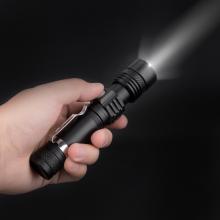 Instrument versatil, lanternă tactică cu 1200 lumeni și rezistență la apă, ideală pentru drumeții, camping și pregătire pentru situații de