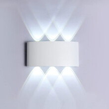 Aplique de parede externo elegante, com estrutura de alumínio à prova d'água e lâmpada LED branca fria. Luz econômica e não dimerizável para