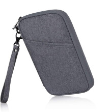 Organizador de documentos de viaje de diseño compacto con correa de muñeca desmontable para facilitar su transporte.