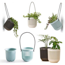 Portavaso sospeso trasparente in PET, ideale per interni ed esterni, con maniglia rimovibile e base stabile, dotato di sistema di autoirrigazione.